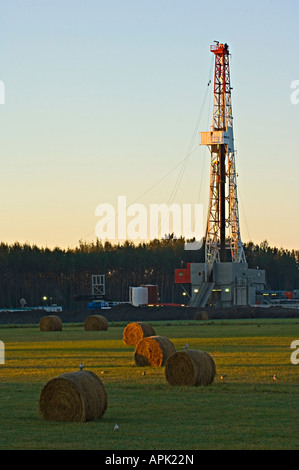 Un appareil de forage pour l'exploration de minéraux souterrains dans un champ agricole. Banque D'Images