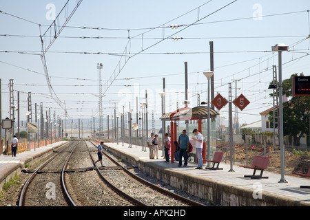 Les gens train en attente et traverser les voies à la gare El Puerto de Santa Maria province de Cadiz Espagne Banque D'Images