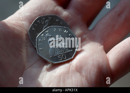 Cinquante Pence Coins dans la paume de la main. Banque D'Images