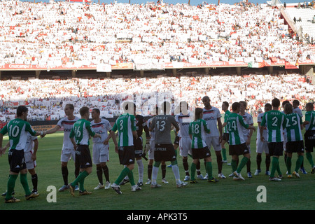 FC Séville et Real Betis players shaking hands avant derby local Banque D'Images