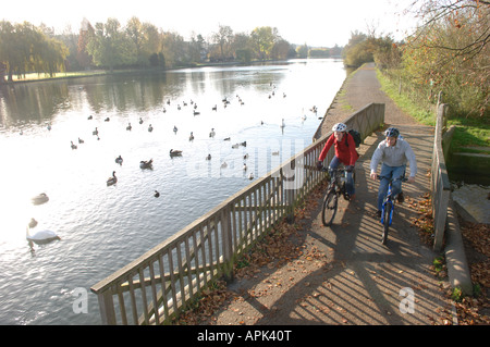 Cycle de deux ou trois par Thames Banque D'Images