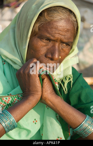 Une femme indienne dans un sari vert avec des bracelets verts repose dans le soleil de l'après-midi, Janadesh 2007 Banque D'Images