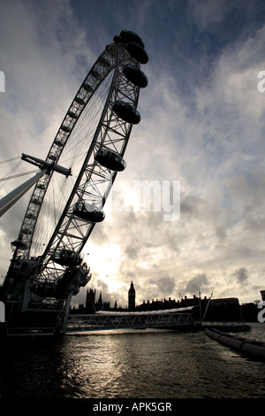 Chambres du Parlement et Big Ben avec roue du millénaire au coucher du soleil sur les rives de la Tamise à Londres Banque D'Images