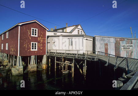 Cabines de pêcheurs s'appelle rorbuer liées par le rassemblement dans l'île austvagoy Henningsvaer Lofoten, Norvège Banque D'Images