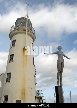 Phare et memorial, le port de Scarborough Banque D'Images