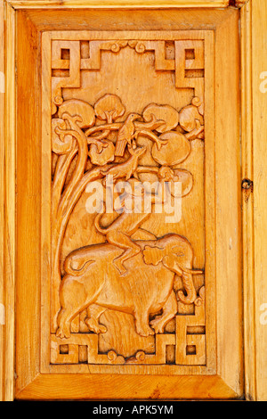 Porte en bois sculpté représentant les quatre amis à Likir Gompa monastère bouddhiste au Ladakh Inde Banque D'Images