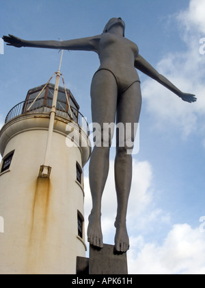 Phare et memorial, le port de Scarborough Banque D'Images