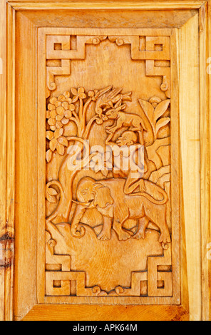 Porte en bois sculpté représentant les quatre amis à Likir Gompa monastère bouddhiste au Ladakh Inde Banque D'Images