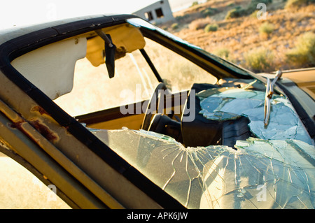 Voiture abandonnée avec pare-brise cassé dans le désert de Mojave, Californie Banque D'Images