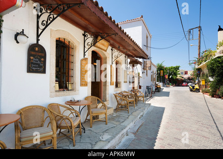 Cafe Bar au centre du village, près de Koutouloufari, Hersonissos, Crète, Grèce Banque D'Images