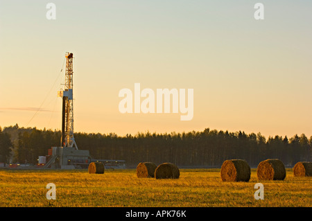 Un appareil de forage pour l'exploration de minéraux souterrains dans un champ agricole. Banque D'Images