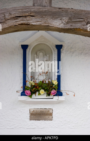 Lieu de culte et statue sur l'île de Caldey en Pembrokeshire Banque D'Images