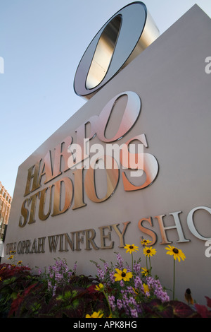 Chicago Illinois signe à côté de fleurs pour Harpo Studios Emplacement pour Oprah Winfrey Show Banque D'Images