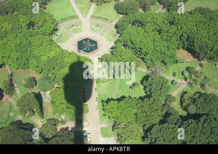 L'ombre de Centrepoint Tower falls sur Hyde Park Sydney Australie Banque D'Images