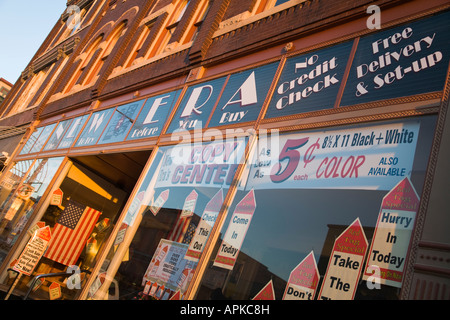 Les panneaux pour Dixon ILLINOIS tag rouge spécial dans un magasin de détail bas prix drapeau américain à l'extérieur de la fenêtre de bâtiment de l'atelier Banque D'Images