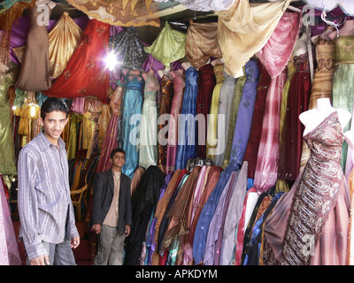 Vendeurs de vêtements pour femmes magasin dans la vieille ville, Yémen, Sanaa Banque D'Images