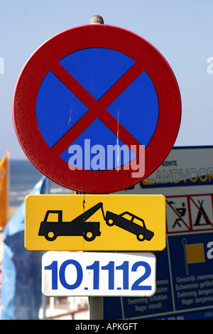 Panneau de circulation et de mise en garde contre le remorquage à la promenade de la plage de Zandvoort, Pays-Bas Banque D'Images