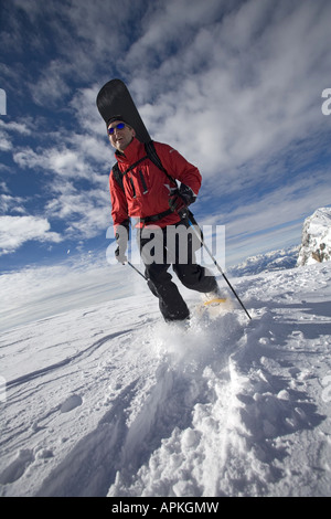 Man with snowboard sur le dos à la raquette, Autriche Banque D'Images