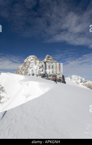 Man with snowboard sur le dos à la raquette dans les montagnes, Autriche Banque D'Images