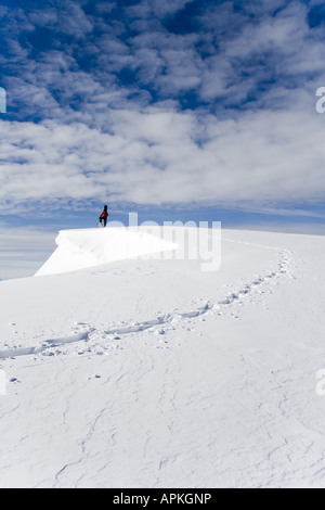 Man with snowboard sur le dos à la raquette dans les montagnes, Autriche Banque D'Images