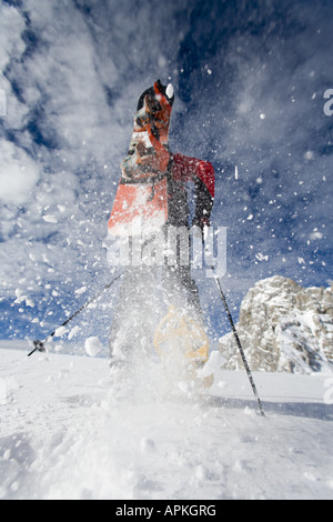 Man with snowboard sur le dos à la raquette dans les montagnes, Autriche Banque D'Images