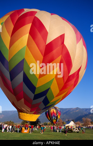 De ballons à air chaud de montgolfières près de Armstrong, au nord de la région de Thompson Okanagan, BC, British Columbia, Canada Banque D'Images