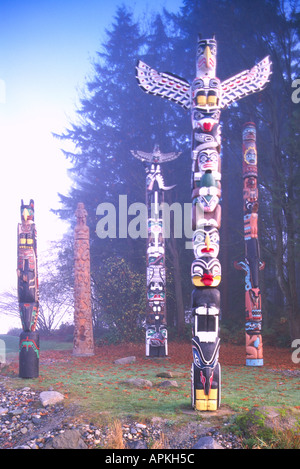 Mâts totémiques sur un jour d'automne brumeux à Brockton Point dans Stanley Park Vancouver British Columbia Canada Banque D'Images