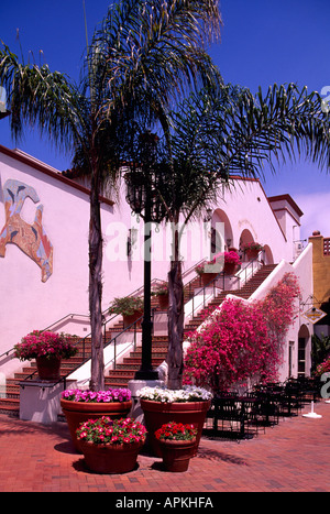 Santa Barbara, Californie, USA - Centre Stage Theatre et restaurant en plein air dans le patio Cour avec palmiers et fleurs Banque D'Images