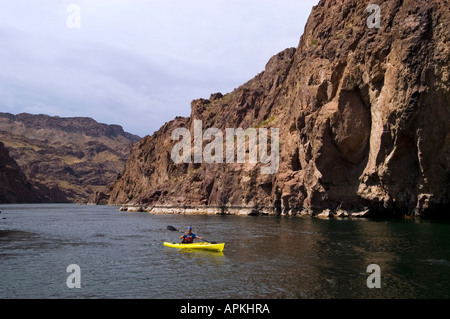 Le modèle ne libération kayak sur la rivière Colorado, au-dessous du barrage de Hoover sur la frontière de l'Arizona AZ Nevada NV Banque D'Images