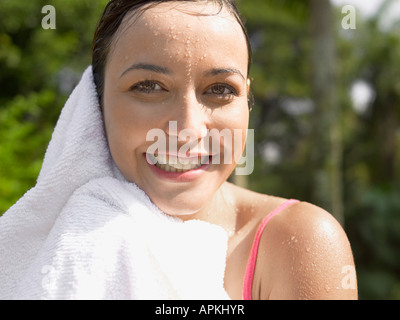 Femme s'essuyant avec une serviette (portrait) Banque D'Images