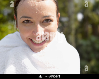 Woman wrapped in towel (portrait) Banque D'Images