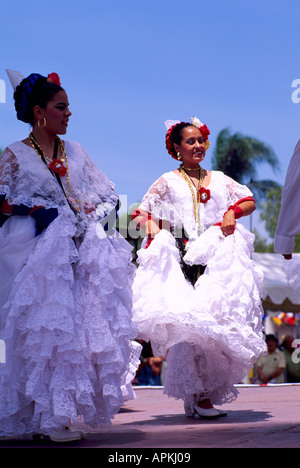 Célébration de Cinco de Mayo dans Old Town San Diego State Historic Park, Californie, USA - Les danseurs dansent sur scène en plein air Banque D'Images