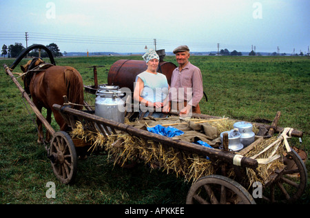 La Lituanie ferme lait fermier femme homme horse cart Banque D'Images