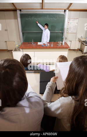 Les élèves et l'enseignant en salle de classe Banque D'Images