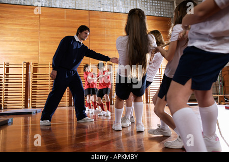 Les élèves et l'enseignant à l'école de sport Banque D'Images