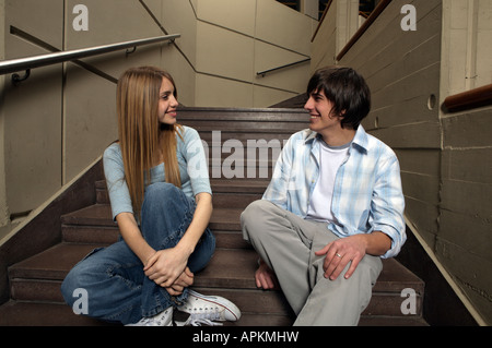 Students sitting on staircase Banque D'Images