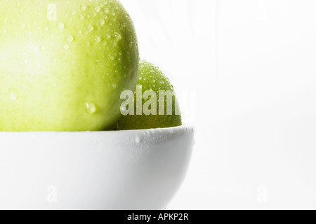 Les gouttelettes d'eau sur la pomme verte (close-up) Banque D'Images