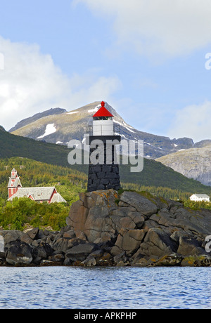 Light House et l'église de douves de bois Gravdal, Norvège, îles Lofoten, Vestvadoy Banque D'Images