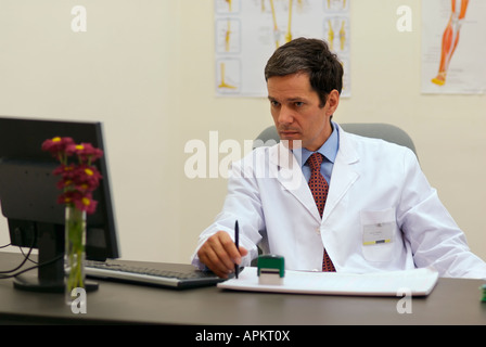 Médecin dans un bureau Banque D'Images