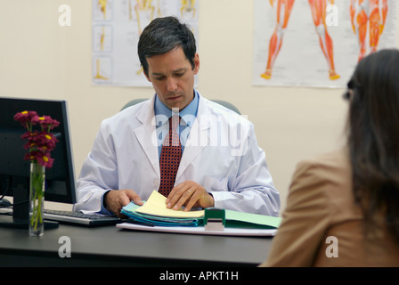 Médecin dans un bureau Banque D'Images