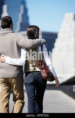 Couple en train de marcher avec les bras autour de l'autre (vue arrière) Banque D'Images