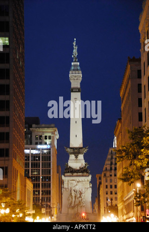 La nuit dans les rues du centre-ville d'Indianapolis en Indiana dans la nuit dans le quartier du Monument Circle Banque D'Images