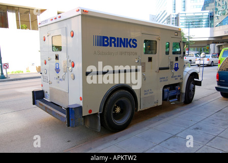Brinks armored chariot prend un arrêt de routine dans un commerce de centre-ville d'Indianapolis dans l'Indiana Banque D'Images