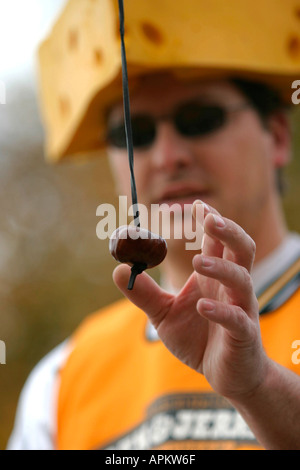 L'homme participe à des championnats du monde de conker, Ashton, au Royaume-Uni. Banque D'Images