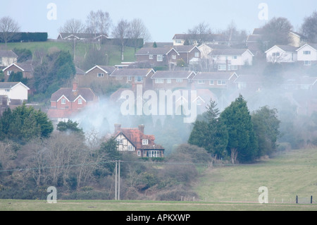 Feu de jardin domestique avec fumée donnant sur les propriétés voisines dans West Sussex, Angleterre, Royaume-Uni Banque D'Images