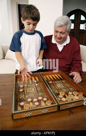 Grand-père et petit-fils jouant au backgammon Banque D'Images