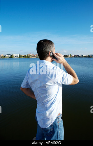 Man talking on cell phone Banque D'Images