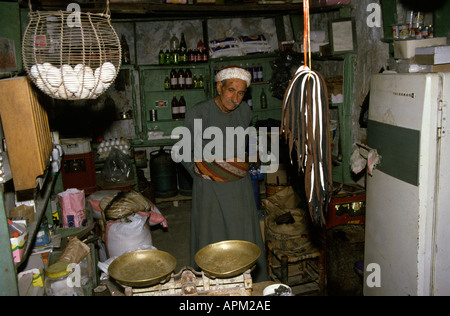 Un vendeur palestinien portant des vêtements traditionnels Galabyeh dans une épicerie du quartier musulman, vieille ville à Jérusalem-est Israël Banque D'Images