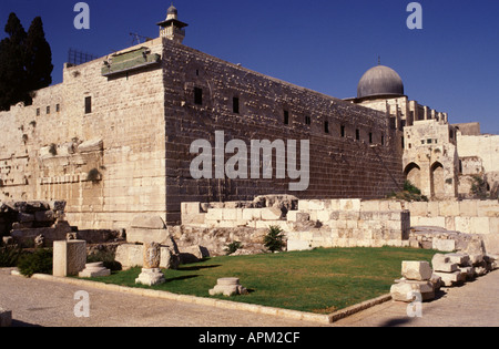 Vue sur le parc archéologique et le reste du palais omeyyade au coin sud-ouest du Haram esh Sharif mosque vieille ville Jérusalem Israël Banque D'Images