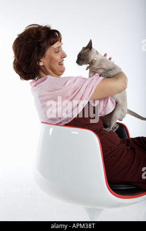 Femme avec chat siamois Banque D'Images